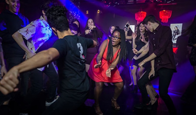 Sp�cialistes du mariage et Mitzvah au Montr�al | Producteurs de mariages et d'�v�nements � Montr�al - artistes en direct, DJ's pour mariages, c�r�monies de mariage, danseurs, mariages et �v�nements, �clairage pour votre mariage et moments sp�ciaux.