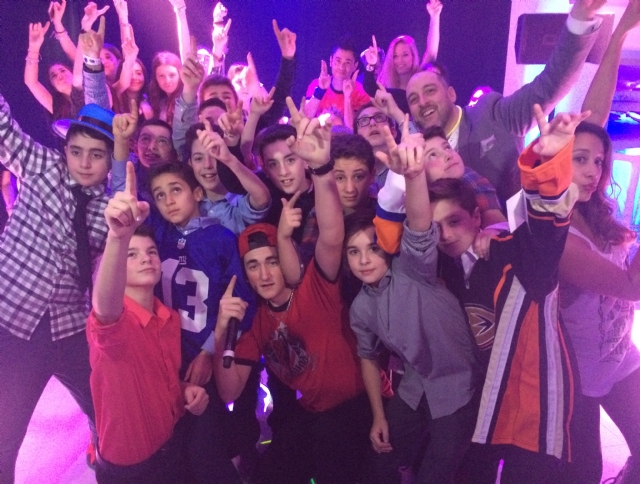 Sp�cialistes du mariage et Mitzvah au Montr�al | Producteurs de mariages et d'�v�nements � Montr�al - artistes en direct, DJ's pour mariages, c�r�monies de mariage, danseurs, mariages et �v�nements, �clairage pour votre mariage et moments sp�ciaux.