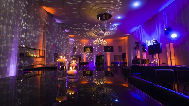 Sp�cialistes du mariage et Mitzvah au Montr�al | Producteurs de mariages et d'�v�nements � Montr�al - artistes en direct, DJ's pour mariages, c�r�monies de mariage, danseurs, mariages et �v�nements, �clairage pour votre mariage et moments sp�ciaux.