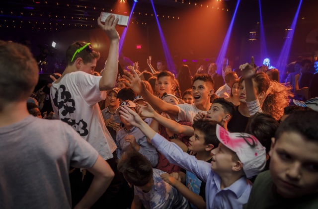 Sp�cialistes du mariage et Mitzvah au Montr�al | Producteurs de mariages et d'�v�nements � Montr�al - artistes en direct, DJ's pour mariages, c�r�monies de mariage, danseurs, mariages et �v�nements, �clairage pour votre mariage et moments sp�ciaux.