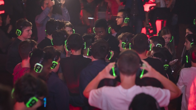 Sp�cialistes du mariage et Mitzvah au Montr�al | Producteurs de mariages et d'�v�nements � Montr�al - artistes en direct, DJ's pour mariages, c�r�monies de mariage, danseurs, mariages et �v�nements, �clairage pour votre mariage et moments sp�ciaux.