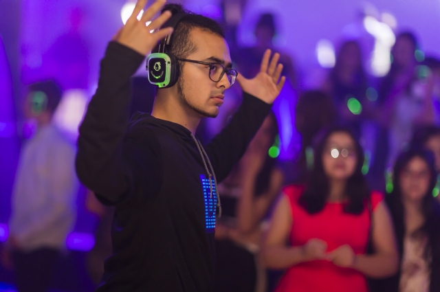 Sp�cialistes du mariage et Mitzvah au Montr�al | Producteurs de mariages et d'�v�nements � Montr�al - artistes en direct, DJ's pour mariages, c�r�monies de mariage, danseurs, mariages et �v�nements, �clairage pour votre mariage et moments sp�ciaux.