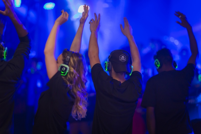 Sp�cialistes du mariage et Mitzvah au Montr�al | Producteurs de mariages et d'�v�nements � Montr�al - artistes en direct, DJ's pour mariages, c�r�monies de mariage, danseurs, mariages et �v�nements, �clairage pour votre mariage et moments sp�ciaux.