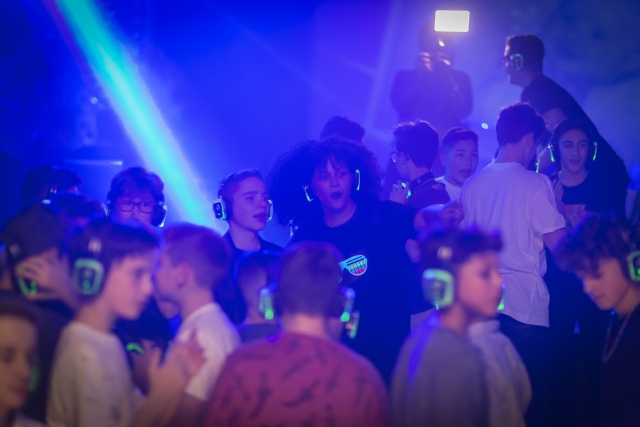 Sp�cialistes du mariage et Mitzvah au Montr�al | Producteurs de mariages et d'�v�nements � Montr�al - artistes en direct, DJ's pour mariages, c�r�monies de mariage, danseurs, mariages et �v�nements, �clairage pour votre mariage et moments sp�ciaux.