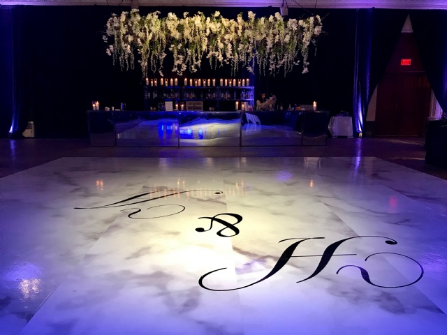 Sp�cialistes du mariage et Mitzvah au Montr�al | Producteurs de mariages et d'�v�nements � Montr�al - artistes en direct, DJ's pour mariages, c�r�monies de mariage, danseurs, mariages et �v�nements, �clairage pour votre mariage et moments sp�ciaux.