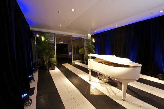 Sp�cialistes du mariage et Mitzvah au Montr�al | Producteurs de mariages et d'�v�nements � Montr�al - artistes en direct, DJ's pour mariages, c�r�monies de mariage, danseurs, mariages et �v�nements, �clairage pour votre mariage et moments sp�ciaux.