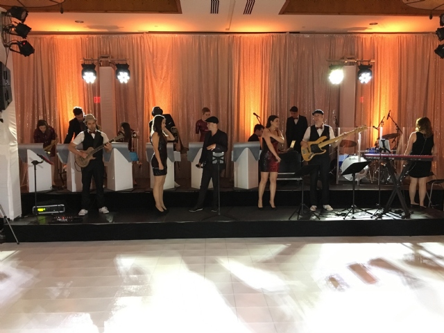 Sp�cialistes du mariage et Mitzvah au Montr�al | Producteurs de mariages et d'�v�nements � Montr�al - artistes en direct, DJ's pour mariages, c�r�monies de mariage, danseurs, mariages et �v�nements, �clairage pour votre mariage et moments sp�ciaux.