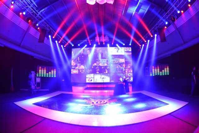Sp�cialistes du mariage et Mitzvah au Montr�al | Producteurs de mariages et d'�v�nements � Montr�al - artistes en direct, DJ's pour mariages, c�r�monies de mariage, danseurs, mariages et �v�nements, �clairage pour votre mariage et moments sp�ciaux.