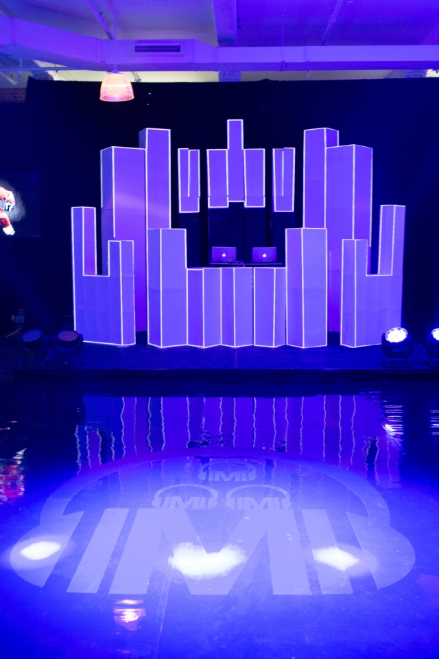 Sp�cialistes du mariage et Mitzvah au Montr�al | Producteurs de mariages et d'�v�nements � Montr�al - artistes en direct, DJ's pour mariages, c�r�monies de mariage, danseurs, mariages et �v�nements, �clairage pour votre mariage et moments sp�ciaux.